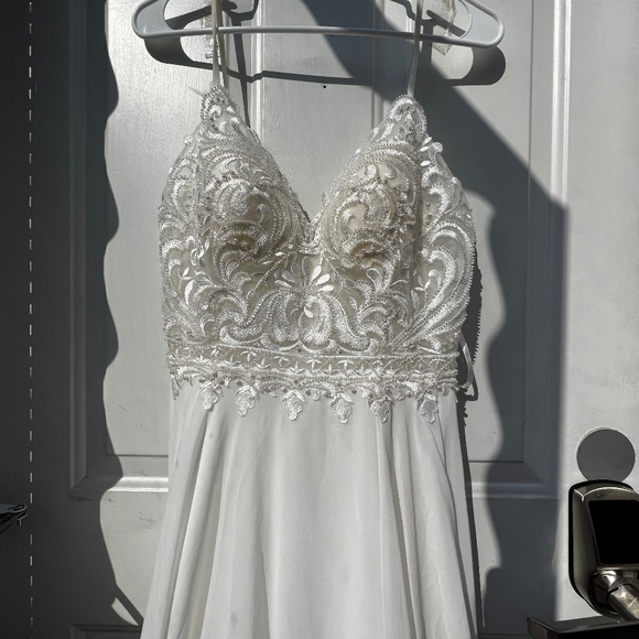 WEDDING DRESS - Picture 1 of 6